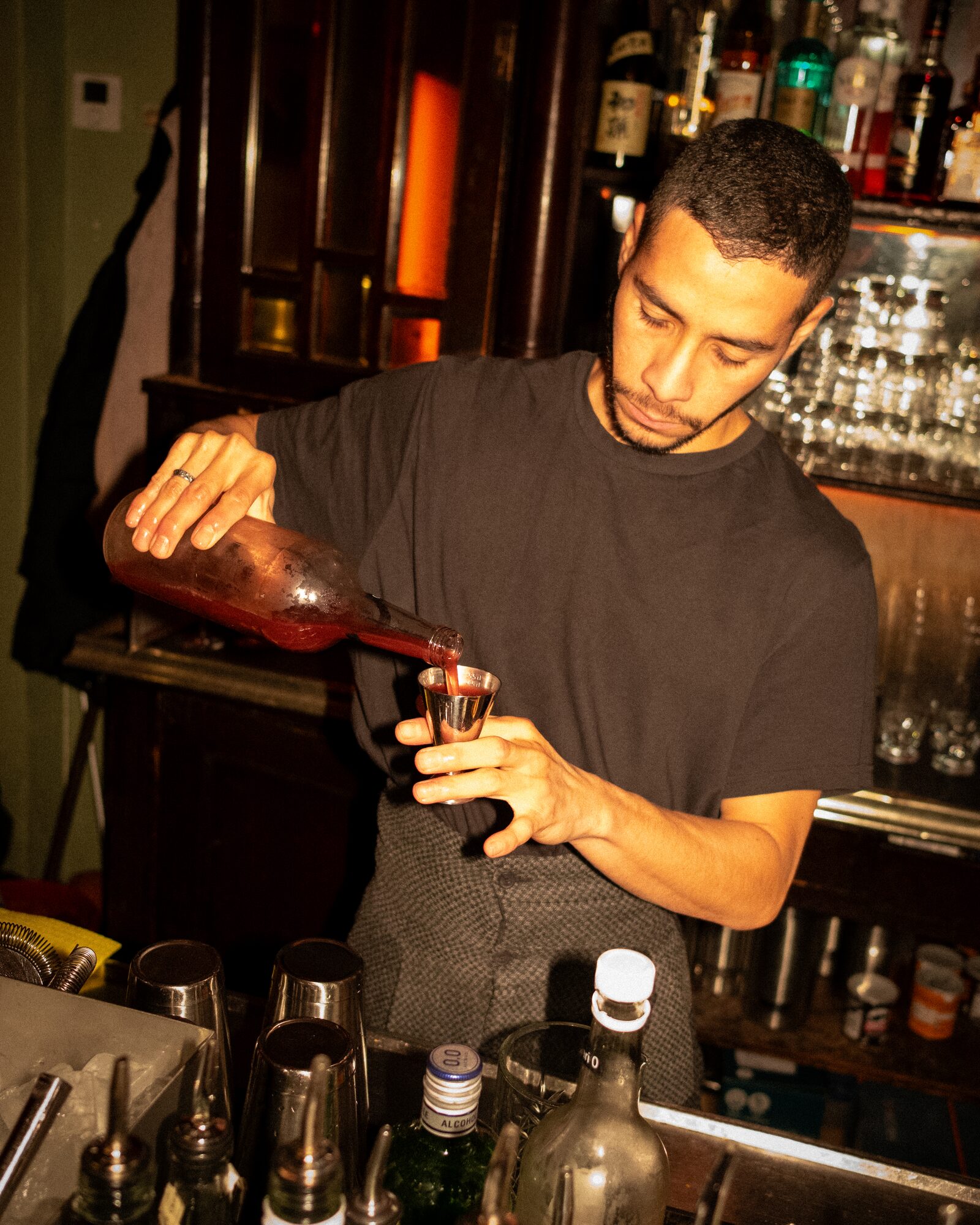 bartender pouring — © plagmann