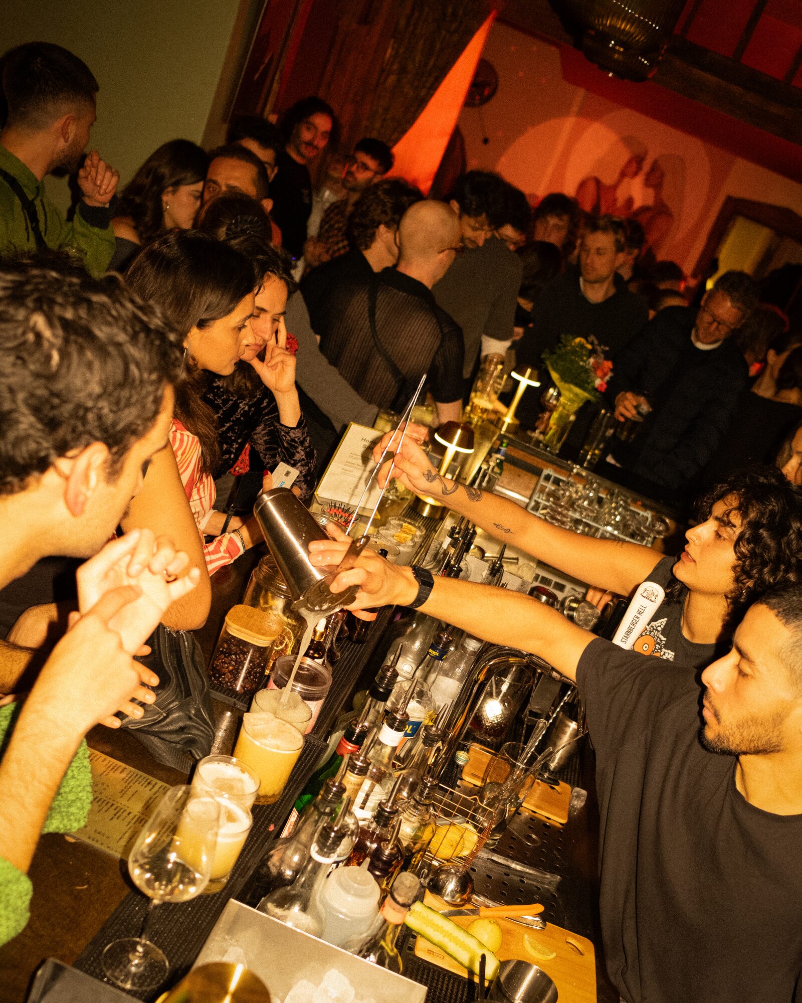 busy night at the bar — © plagmann