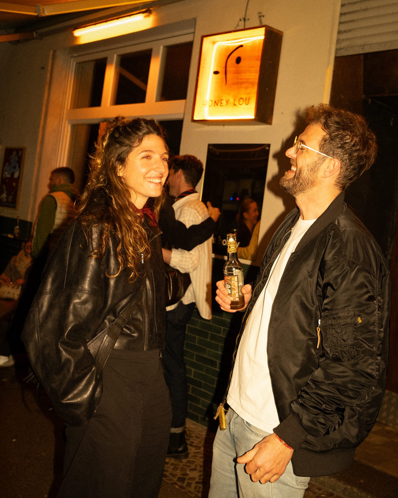 guests outside honey lou — © plagmann